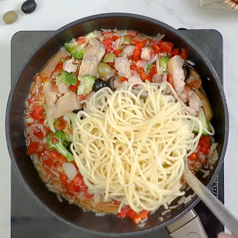 Step 5 Stir-fried spaghetti Chicken spaghetti cooked with olive