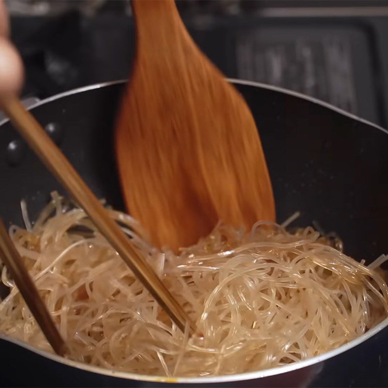 Step 4 Stir-fried vermicelli Stir-fried vermicelli with bean sprouts and vegetarian mushrooms