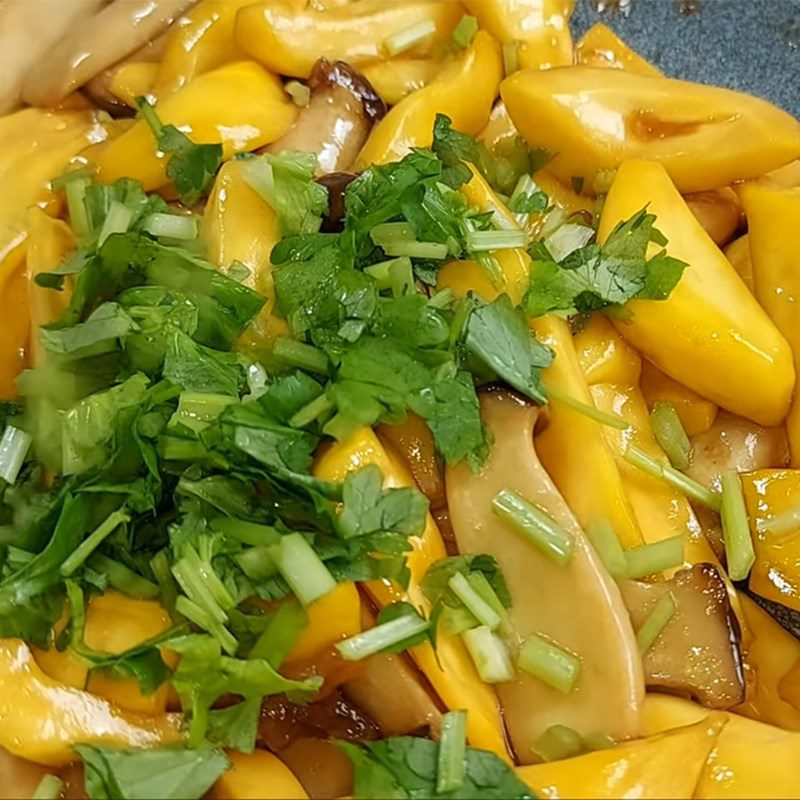 Step 4 Stir-fried jackfruit with chicken leg mushrooms