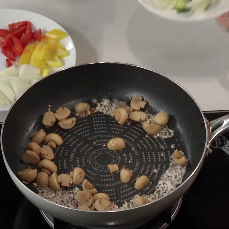 Step 4 Stir-fry vegetables with beef Stir-fried enoki mushrooms with beef