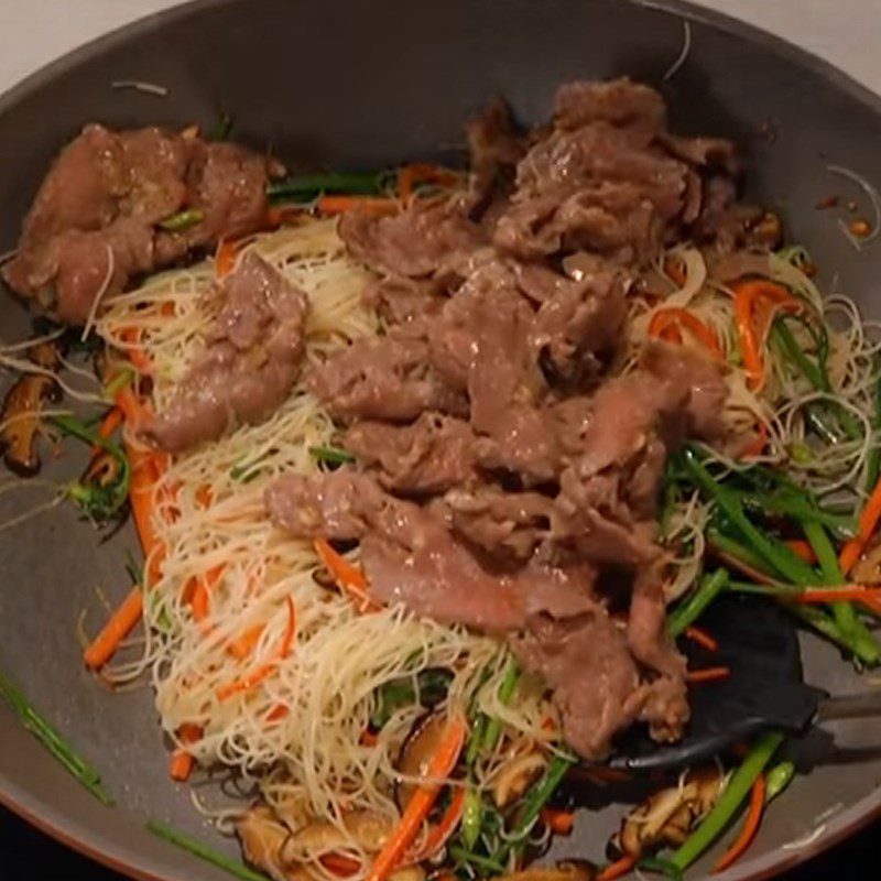 Step 4 Stir-fried dish Rice noodles stir-fried with beef