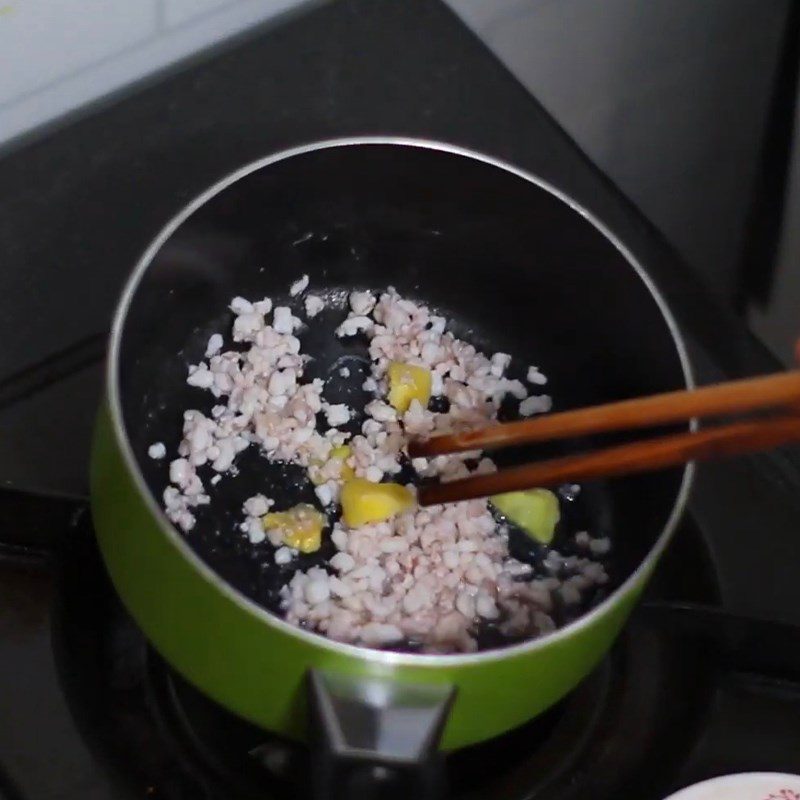 Step 3 Sauté the squid with green bean porridge and pumpkin