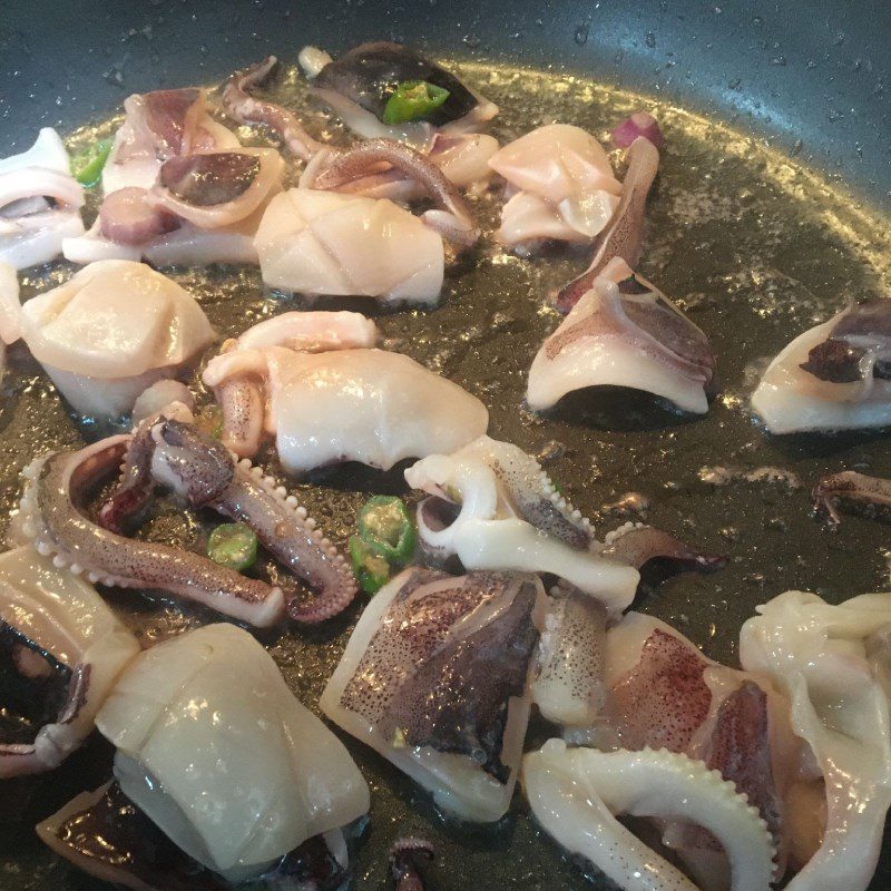 Step 3 Stir-fried Squid Squid stir-fried with tomatoes and cucumbers