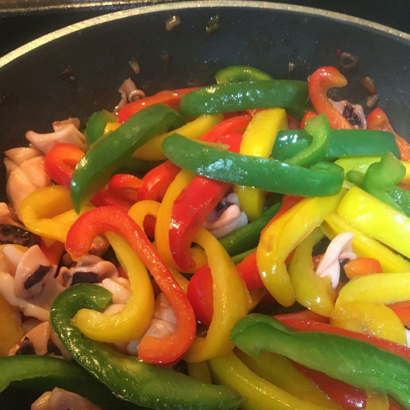 Step 3 Stir-fried Squid Squid stir-fried with tomatoes and cucumbers