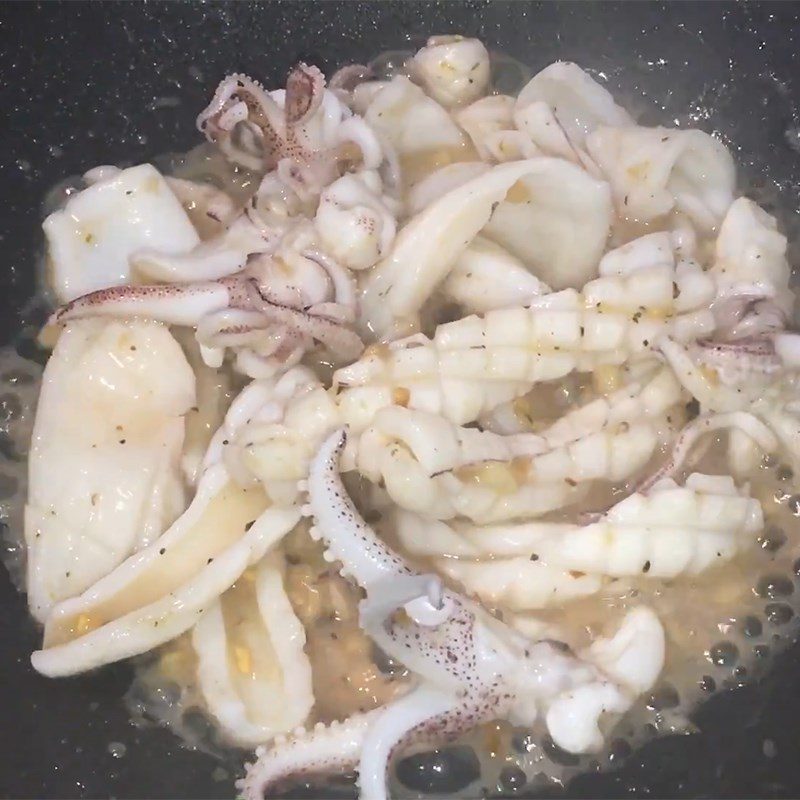 Step 4 Stir-fried squid and bell peppers Stir-fried squid with bell peppers and tomatoes