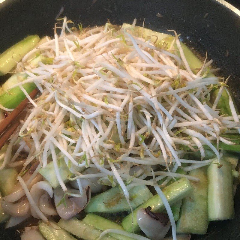 Step 3 Stir-fry squid with gourd Stir-fried squid with gourd (recipe shared by user)