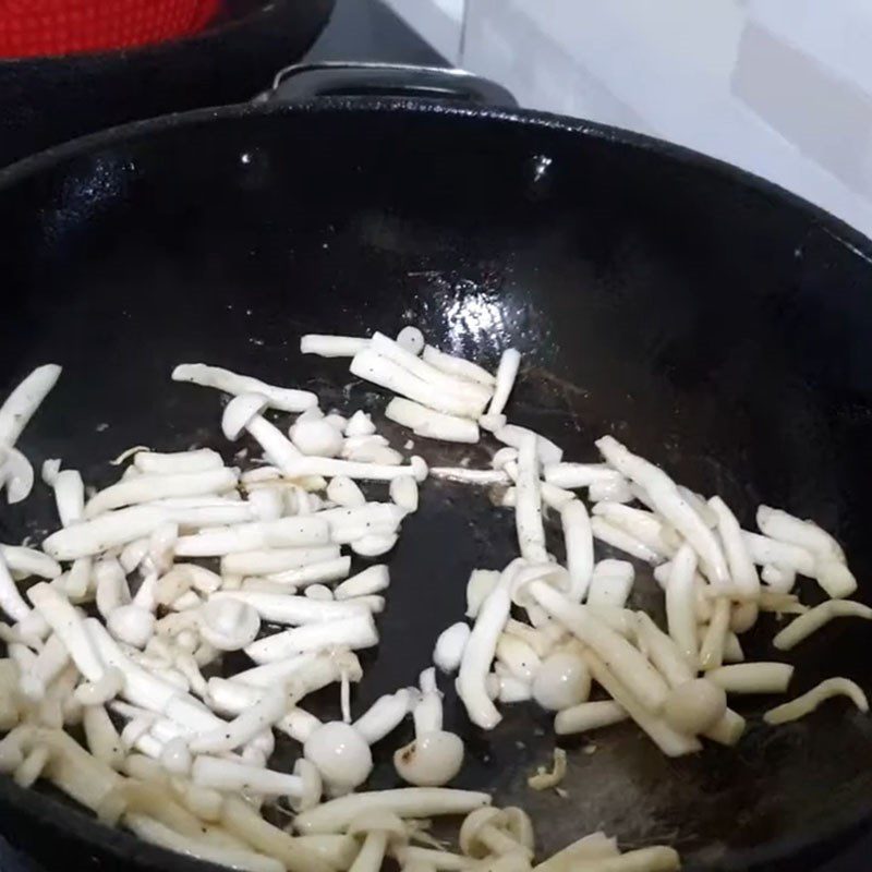 Step 3 Sautéing mushrooms Vegetarian seafood rolls