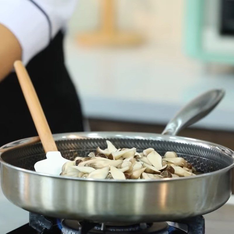 Step 2 Stir-fry mushrooms Stir-fried salt and chili mushrooms