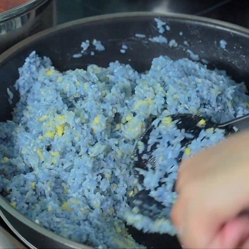 Step 3 Stir-frying sticky rice and mixing with mung beans Heart-shaped butterfly pea flower sticky rice with mung beans