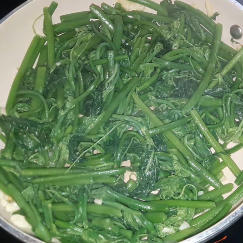 Step 2 Stir-frying chayote shoots Stir-fried chayote shoots with garlic