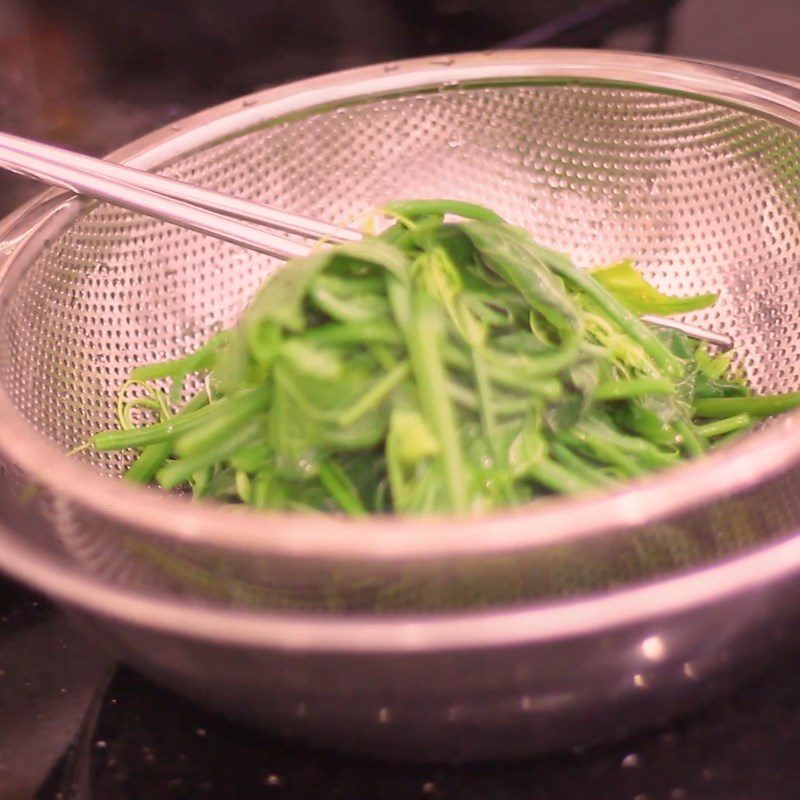 Step 4 Blanch the tops of the chayote Chayote stir-fried with shrimp