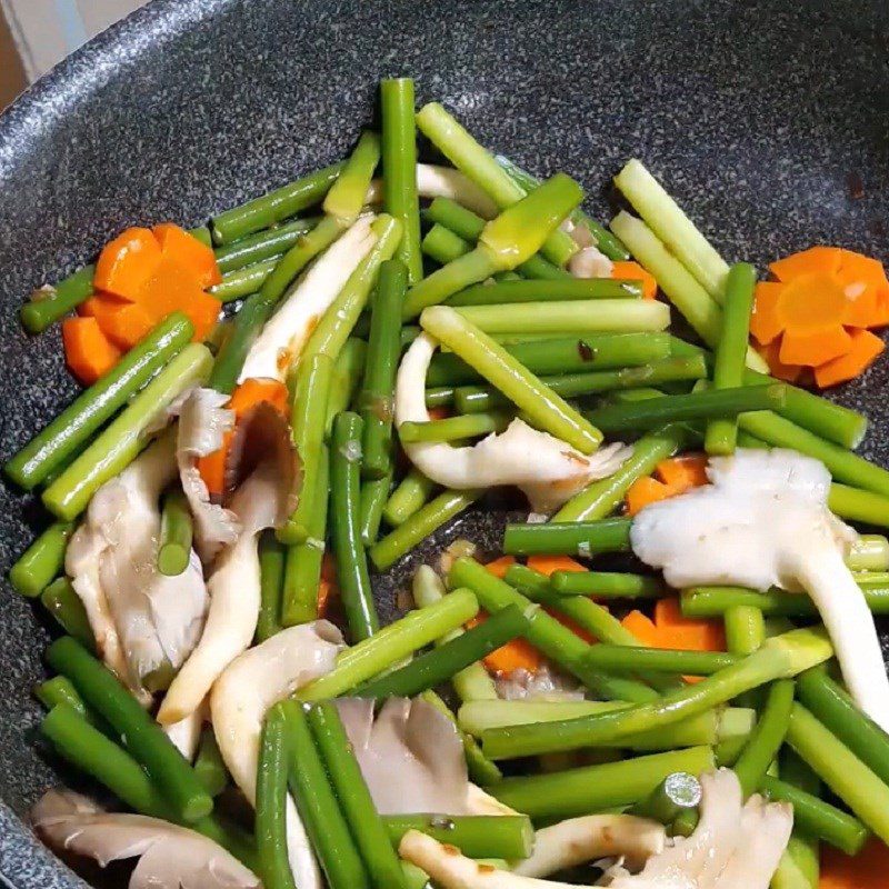 Step 4 Stir-fried garlic stalks with mushrooms