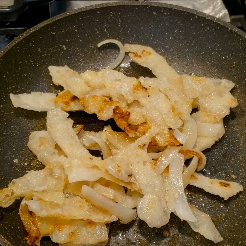 Step 4 Sauté the ingredients for crispy seared pho with shrimp