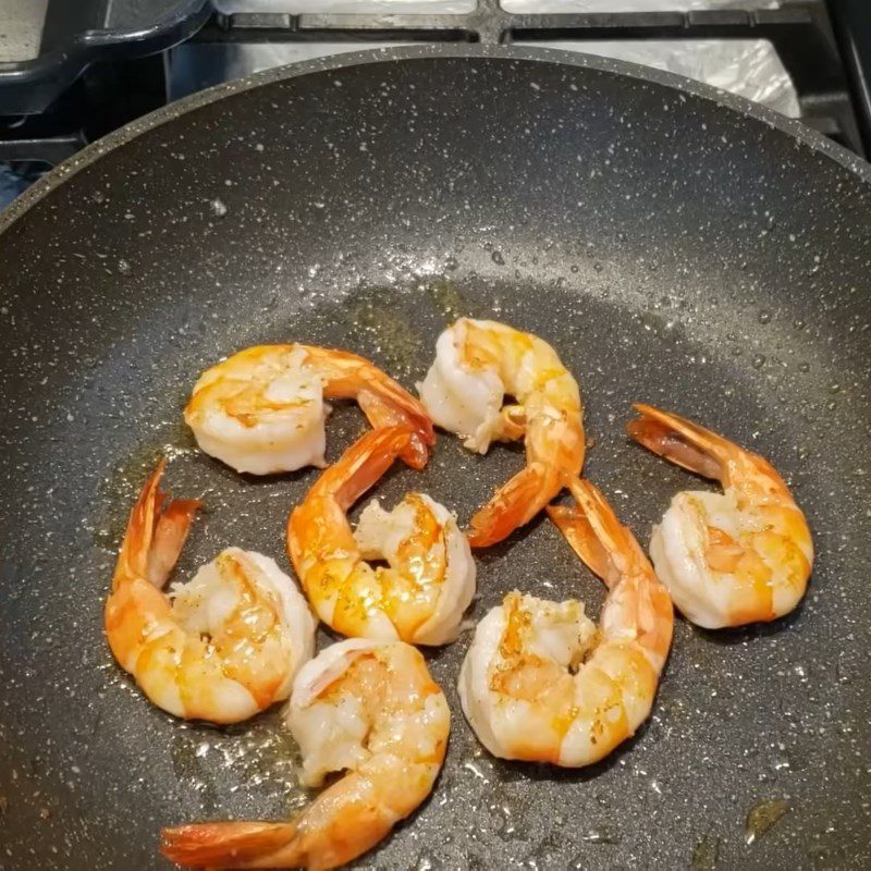 Step 4 Sauté the ingredients for crispy seared pho with shrimp