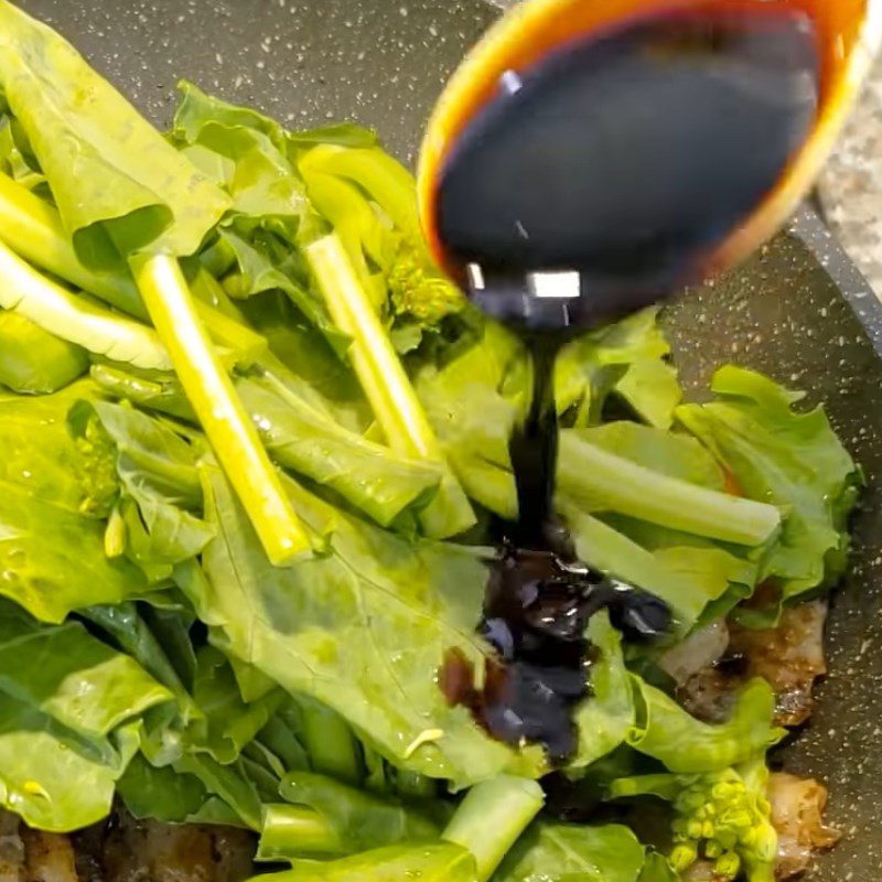 Step 4 Sauté the ingredients for crispy seared pho with shrimp