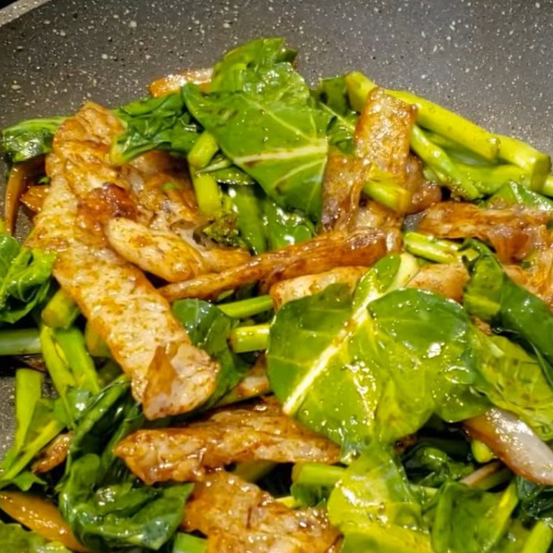 Step 4 Sauté the ingredients for braised snakehead fish