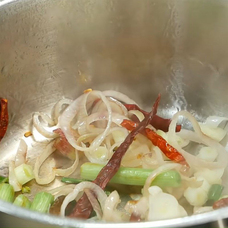 Step 4 Sauté the ingredients for braised snakehead fish