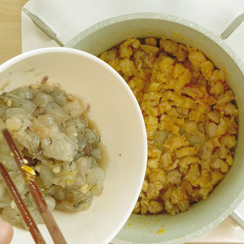 Step 6 Stir-frying the filling for Butterfly Pea Flower Tapioca Cake with shrimp and pork