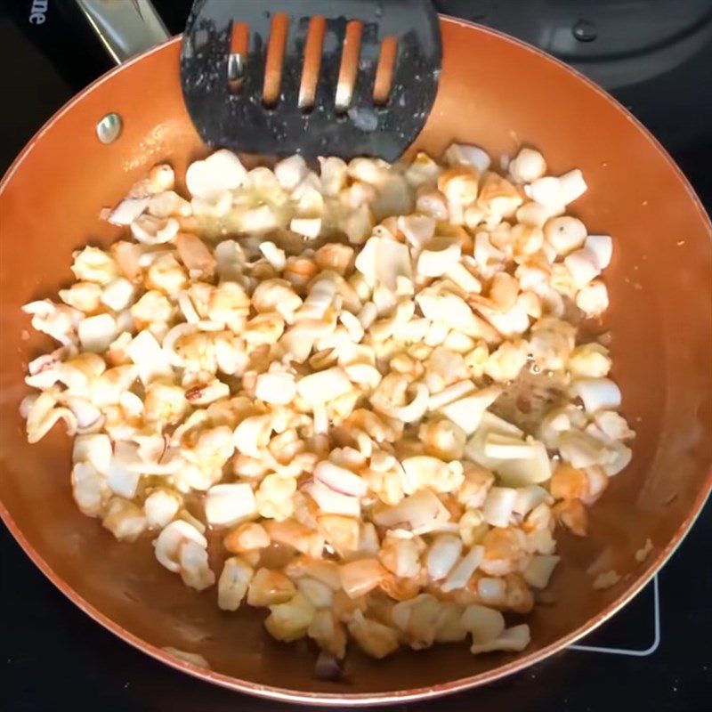 Step 4 Stir-fry filling Fried seafood spring rolls