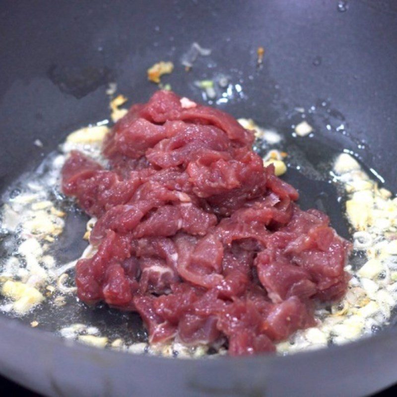 Step 4 Sauté the filling for fried noodle soup beef