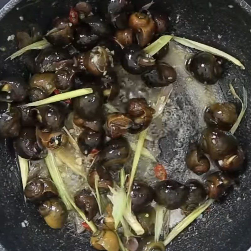 Step 3 Stir-fried snails Spicy snail stir-fry