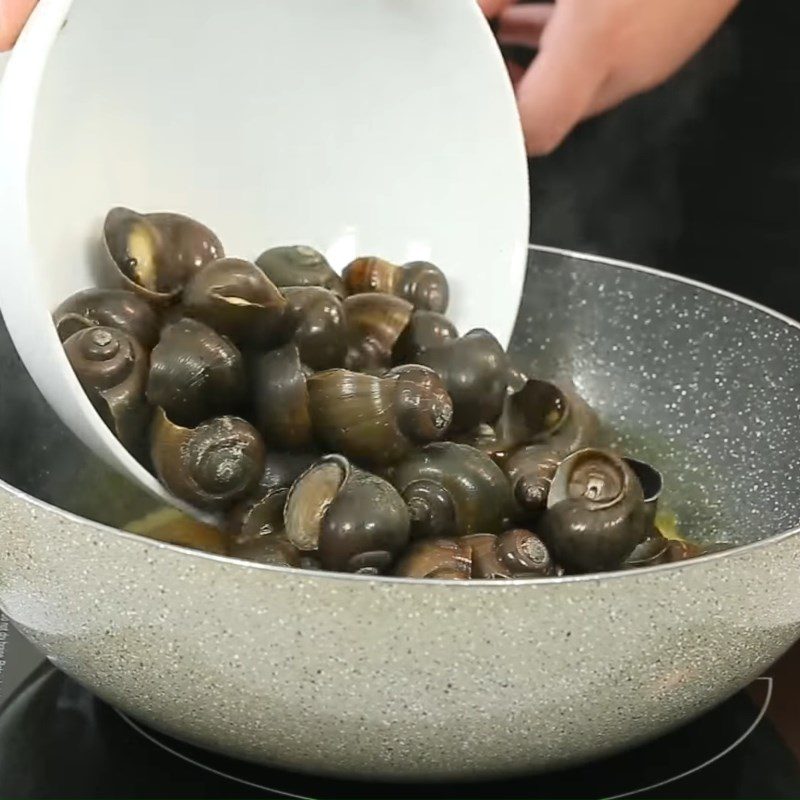 Step 3 Stir-fry snails Snails stir-fried with curry