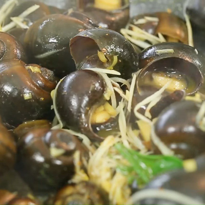 Step 3 Stir-fried snails with curry