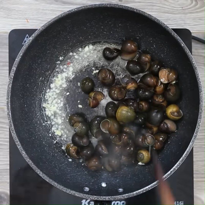 Step 3 Stir-fry the snails for spicy snail dish