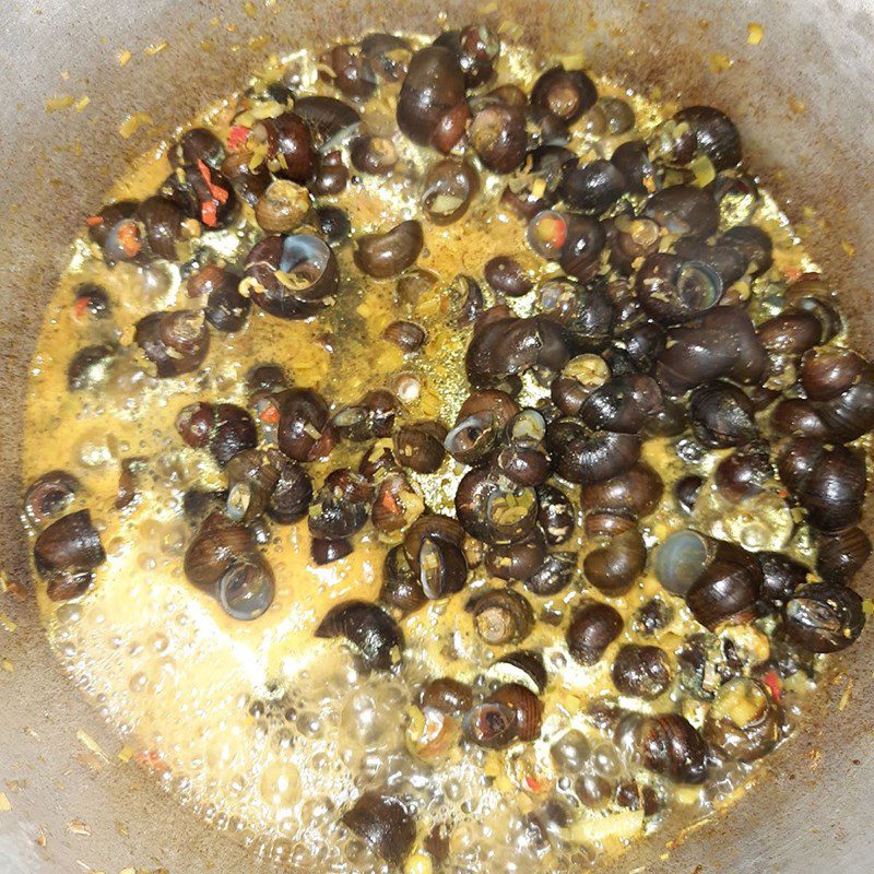 Step 3 Stir-fry the snails for spicy snail dish