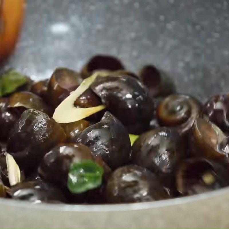 Step 3 Stir-fry snails for stir-fried snail with coconut