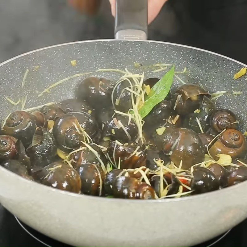 Step 3 Stir-fried snails with curry