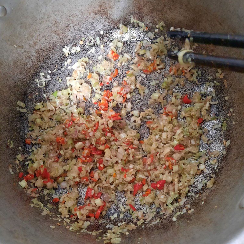 Step 3 Stir-fry the snails for spicy snail dish