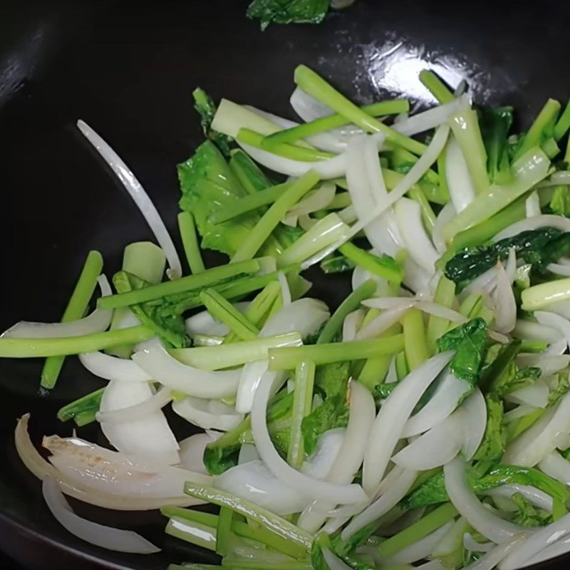 Step 3 Stir-frying vegetables Dry noodle stir-fry