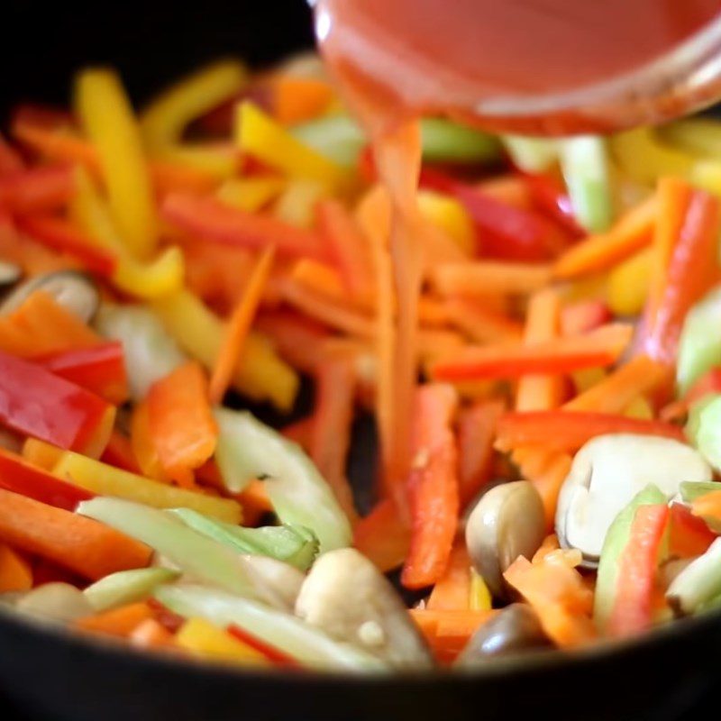 Step 4 Stir-fried vegetables Fried noodle soup with salmon