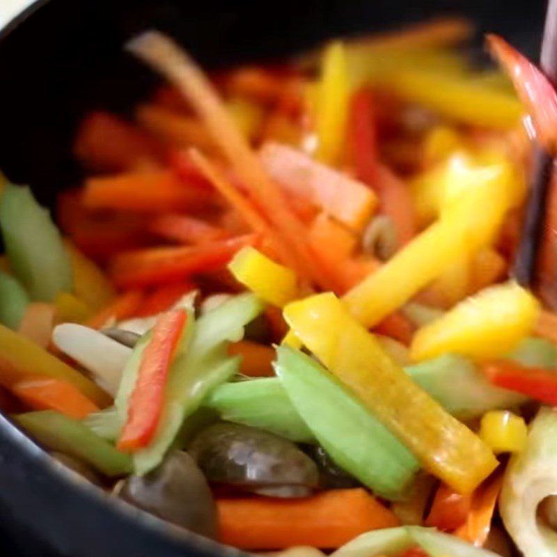 Step 4 Stir-fried vegetables Fried noodle soup with salmon