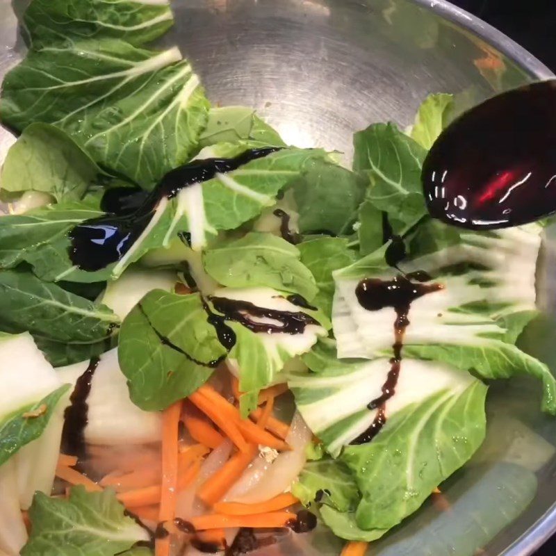 Step 4 Stir-fried vegetables with crispy pan-fried pho and beef