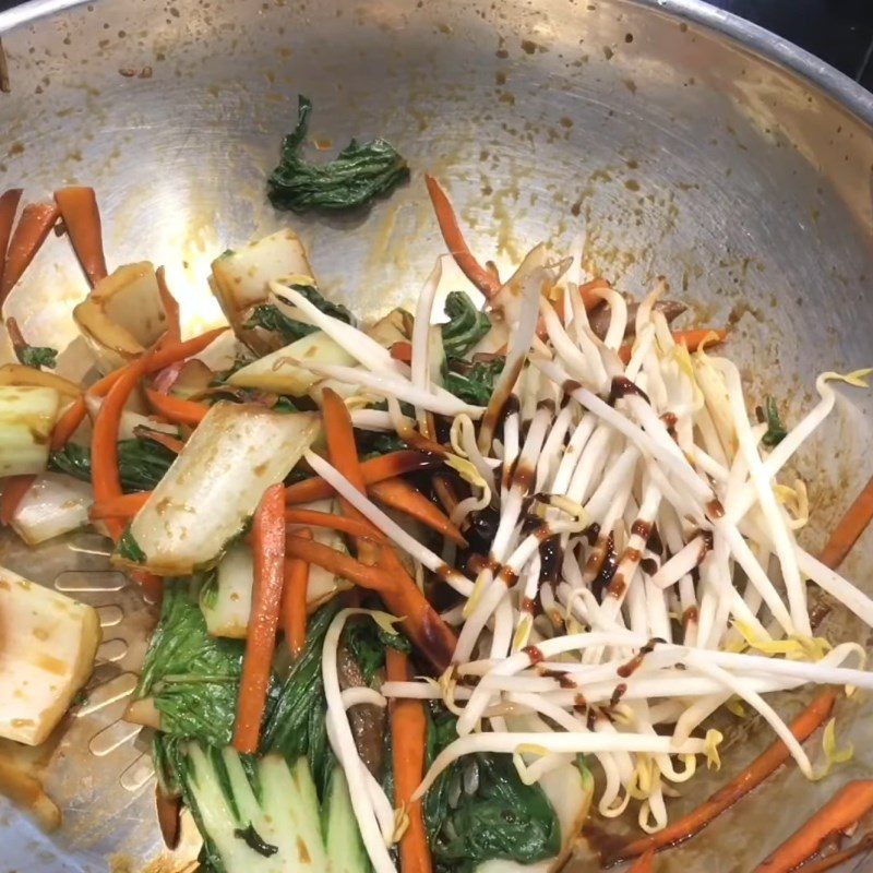 Step 4 Stir-fried vegetables with crispy pan-fried pho and beef