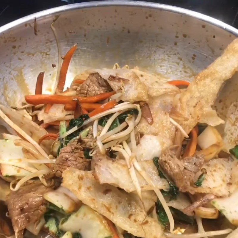 Step 4 Stir-fried vegetables with crispy pan-fried pho and beef