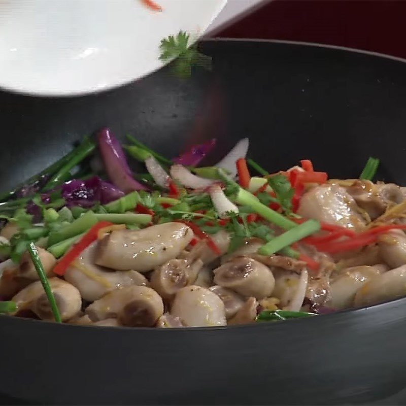 Step 4 Stir-fry vegetables and finish Stir-fried pork intestine with cabbage