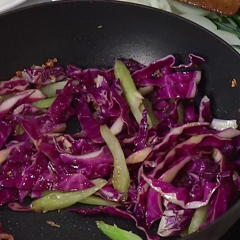 Step 4 Stir-fry vegetables and finish Stir-fried pork intestine with cabbage