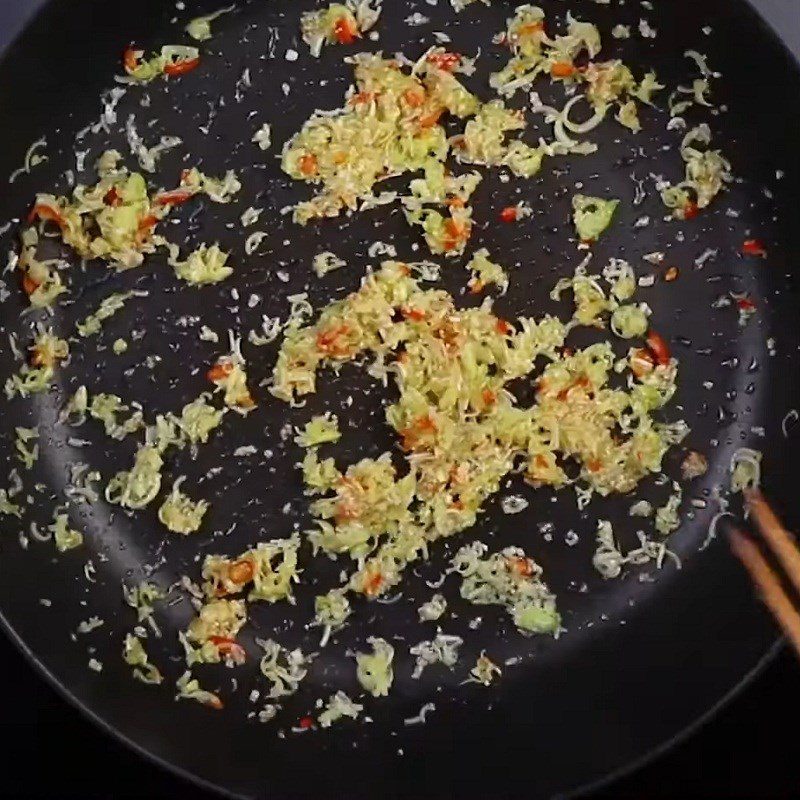 Step 2 Stir-fry lemongrass and chili Fried vegetarian meat with lemongrass and chili