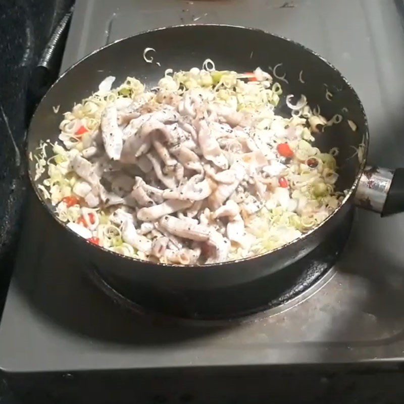 Step 3 Stir-fried sea cucumber Sea cucumber stir-fried with lemongrass and chili