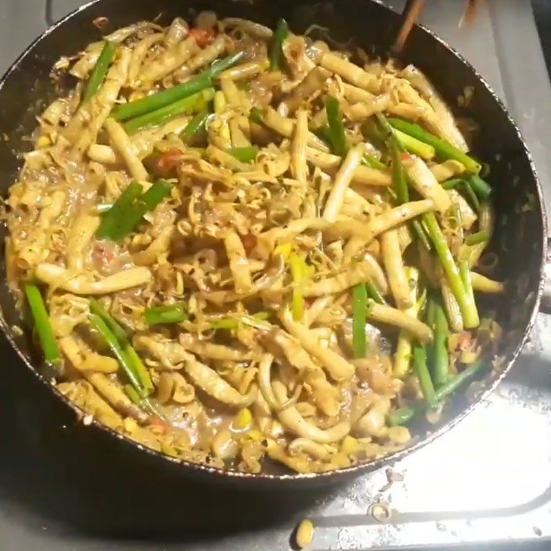 Step 3 Stir-fried sea cucumber Sea cucumber stir-fried with lemongrass and chili