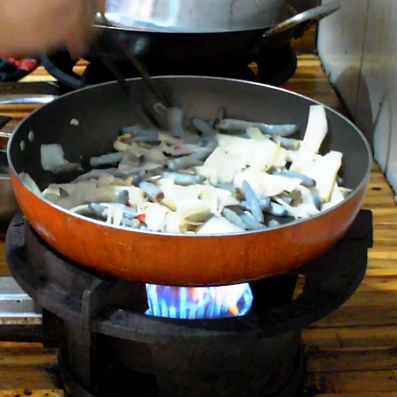 Step 3 Stir-fried sea cucumber with sour bamboo shoots