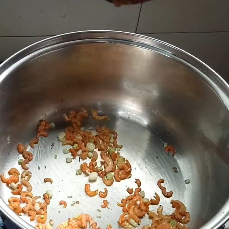 Step 3 Stir-fry the gourd with dried shrimp for fish cake soup