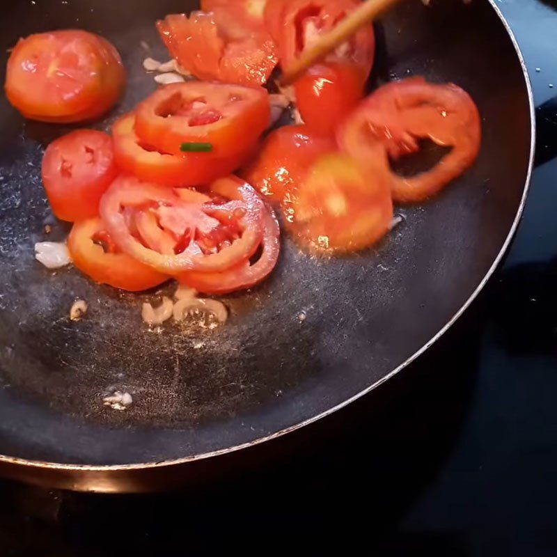 Step 2 Sauté tomatoes for tomato egg tofu soup