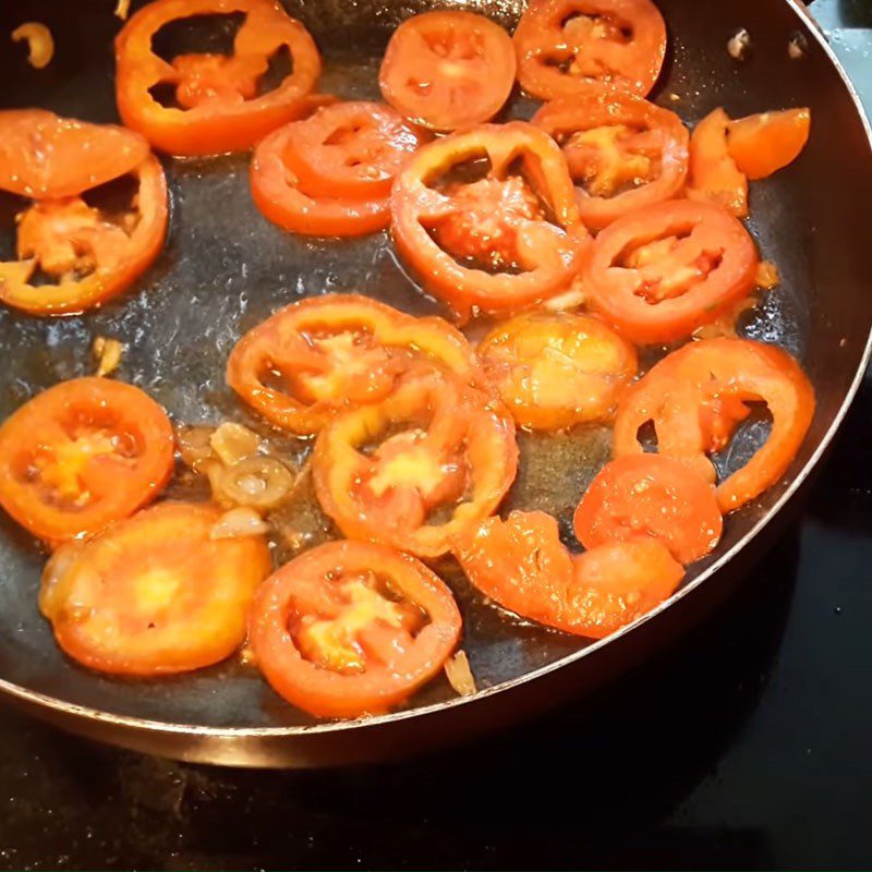 Step 2 Sauté tomatoes for tomato egg tofu soup