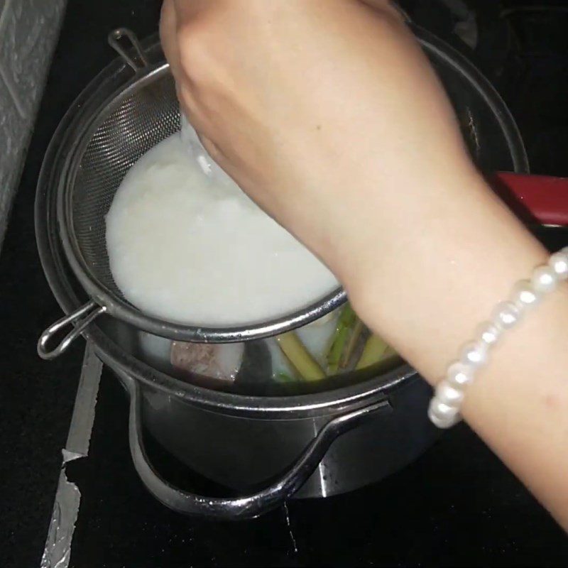 Step 3 Quickly Stir-Fry Fish and Extract Fermented Rice Water Sour Soup with Grouper and Water Lily