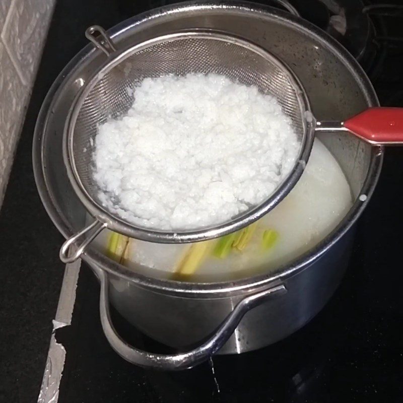 Step 3 Quickly Stir-Fry Fish and Extract Fermented Rice Water Sour Soup with Grouper and Water Lily