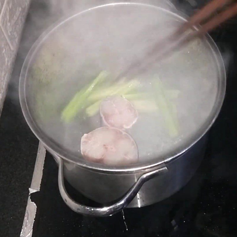 Step 3 Quickly Stir-Fry Fish and Extract Fermented Rice Water Sour Soup with Grouper and Water Lily